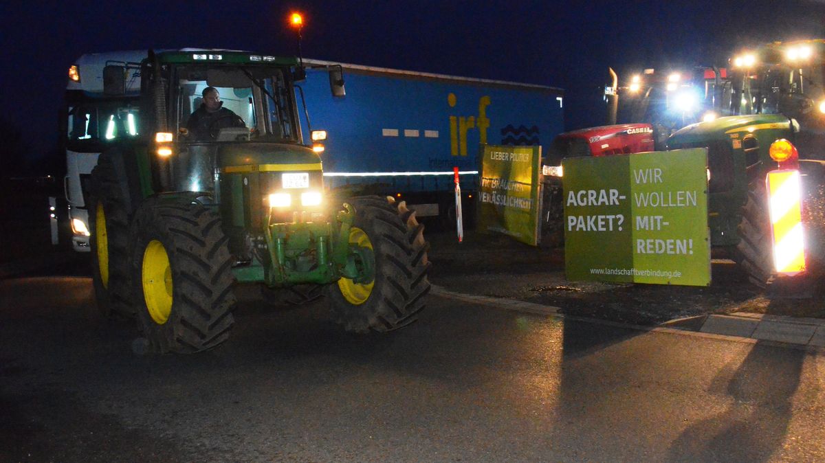 Kreisverkehr: Zwischen beiden Kreiseln der Otterndorfer Ortsumgehung pendelten die Landwirte mit ihren Traktoren hin und her. Foto: Schröder