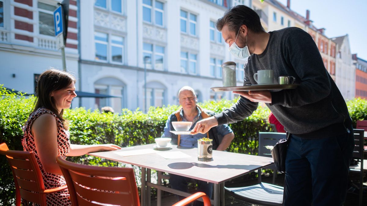 Der Restaurantbesuch ist in Cuxhaven jetzt draußen und drinnen auch wieder ohne vorherigen Corona-Test möglich. Das freut unsere Redakteurin und bereitet ihr gleichzeitig Sorgen. Foto: dpa/Julian Stratenschulte