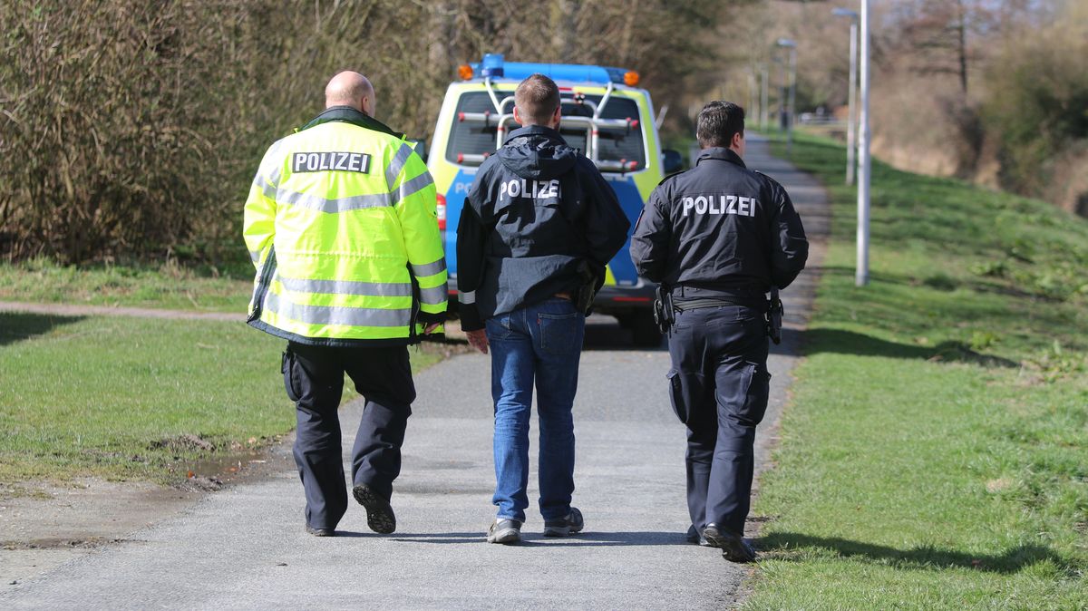Die Polizei suchte nach der Tatwaffe im Bereich des Claus-Oellerich-Weges. Foto: Lütt