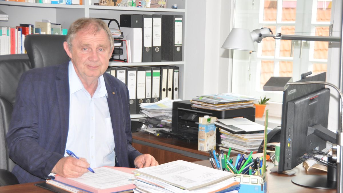 Samtgemeindebürgermeister Harald Zahrte räumt in 14 Monaten seinen Schreibtisch im Hadler Haus in Otterndorf und macht dann einem Nachfolger Platz. Foto: Kramp