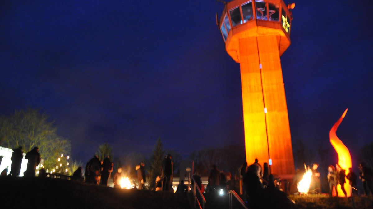 Das "Olympische Feuer" hoch oben in der Wingst auf dem Deutschen Olymp war wieder ein beliebter Treff zwischen den Jahren. Foto: Kramp
