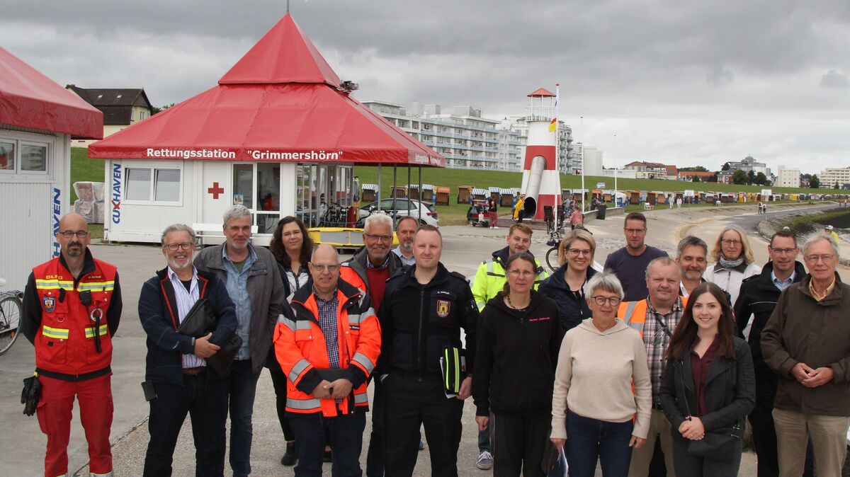 Auch nach zwei Jahren Pause ist für die Beteiligten aus Nordseeheilbad Cuxhaven GmbH, Behörden, Handwerk und Hilfsorganisationen die Begleitung des Sommerabends ein vertrautes Ritual. Fotos: Reese-Winne