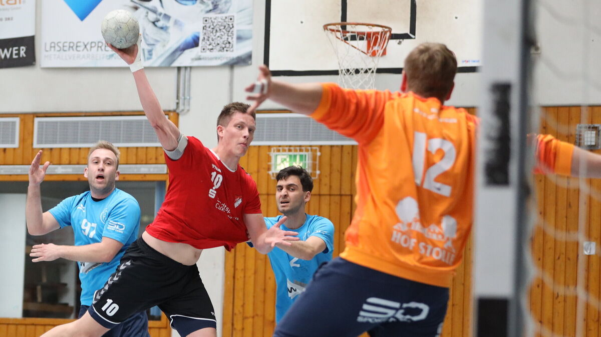 Die Altenwalder Männermannschaft um Jan Burgdorf wird in der kommenden Handballsaison in der neu eingeführten Verbandsliga auf Torejagd gehen. Foto: Unruh