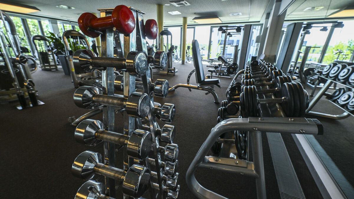 Das Heben schwerer Gewichte gehört zum Alltag vieler junger Menschen im Fitnessstudio. Foto: Jens Kalaene/dpa