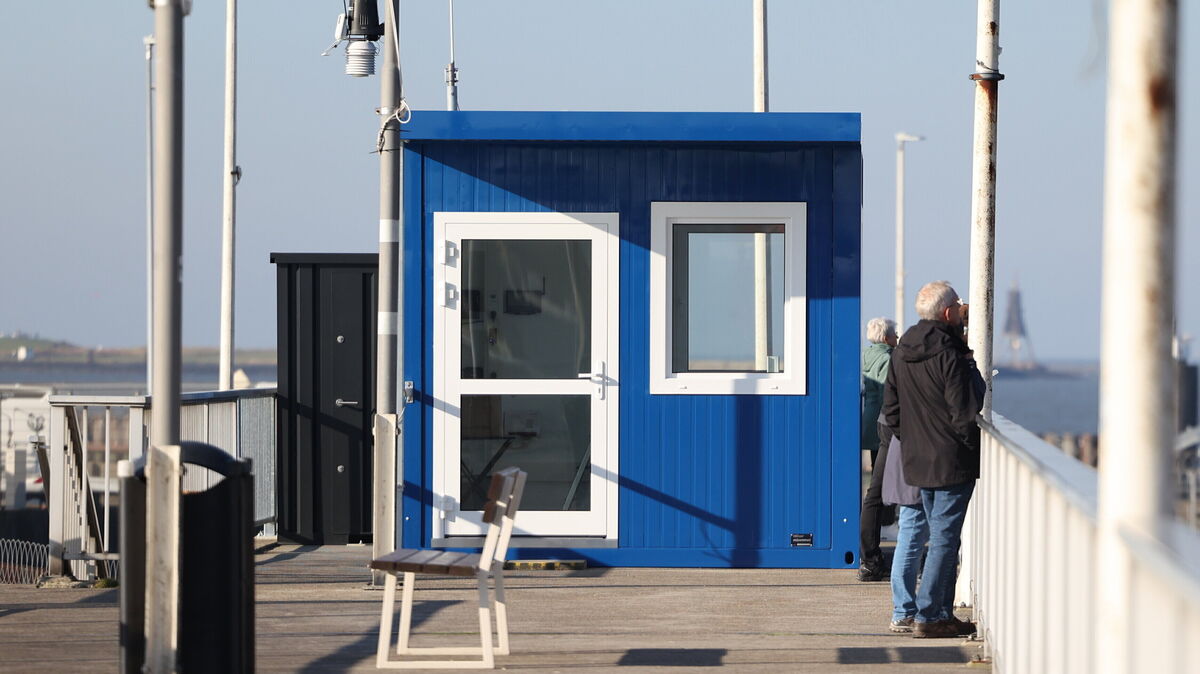Ein neuer Container ziert die Seebäderbrücke in Cuxhaven. Im Frühjahr soll er für den Schiffsansagedienst bereit sein. Foto: May