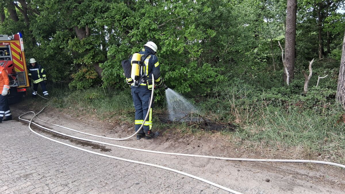 Die Brandstelle wird ausreichend bewässert. Wegen des schnellen Eingriffs der Feuerwehr ist das Feuer nach 15 Minuten komplett gelöscht. Foto: Lange