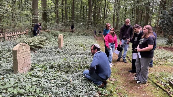 Modellhaft & einzigartig: Schüler engagieren sich auf jüdischem Friedhof in Cuxhaven