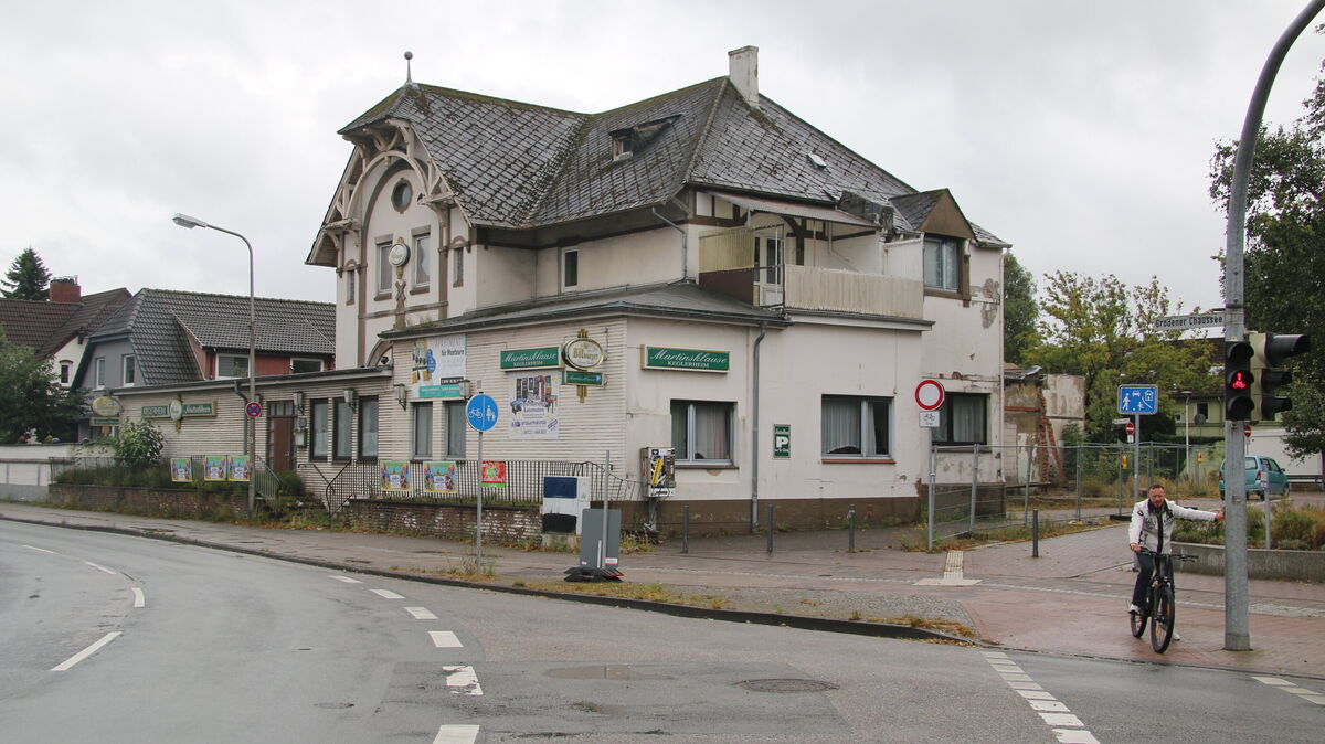 Die „Martinsklause“ von vorn: Das einstige Gasthaus verfällt seit Jahren am Eingang des Lehfelds. Foto: Jens Potschka