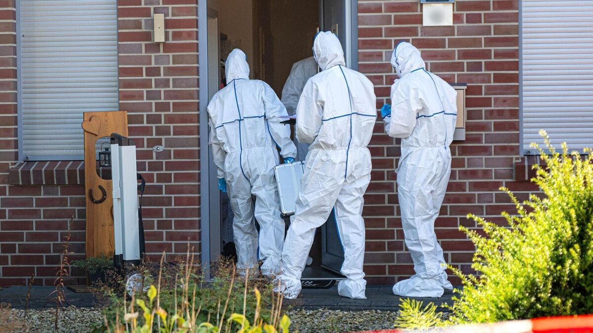 Einsatzkräfte sichern am Tatort Spuren. Ein 34-Jähriger steht im Verdacht, seine Lebenspartnerin getötet zu haben. Nach Polizeiangaben starb die 30-Jährige im gemeinsamen Wohnhaus. Foto: Sina Schuldt