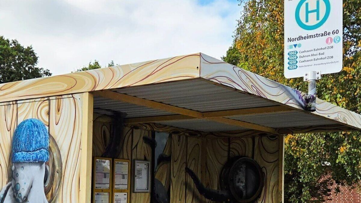 Kreative Kunst am Haltepunkt: Das bunt gestaltete Bushäuschen an der „Nordheimstraße 60" in Sahlenburg bleibt ein Stück Identität im Wandel der Haltestellennamen. Sahlenburgs Ortsbürgermeisterin wünscht sich die Bezeichnung „Mathilde-Emden-Weg" als neuen Namen. Foto: Bönnen