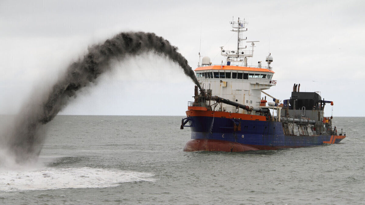 Spezialschiffe baggern Sand und Schlick aus dem Meer und lagern ihn woanders wieder ab. Foto: Hereon/iStock
