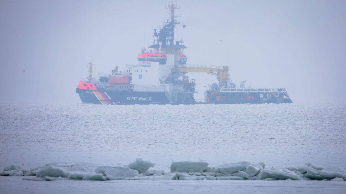 Das Mehrzweckschiff "Neuwerk" beim Eisbrechen auf der Ostsee vor der Insel Rügen. Foto: Büttner/dpa