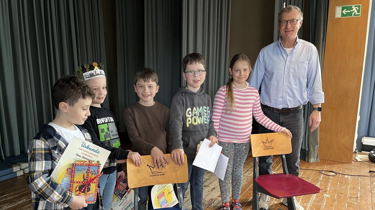 21.346 Minuten haben die Grodener Kinder gelesen. Schulleiter Martin Reese kürte die Lesekönige und die Lesekönigin der vier Jahrgänge.Foto: Reese-Winne