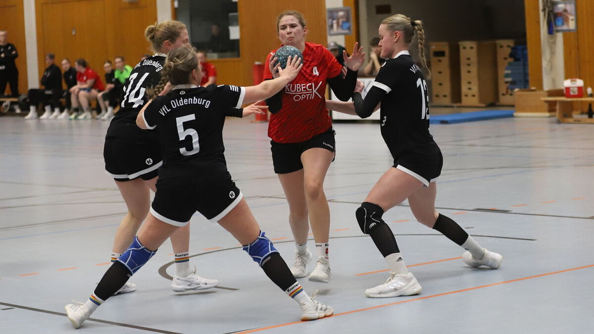 Drei Gegnerinnen für Kacy Boigk. Die Altenwalder Handball-Frauen hatten in dieser Saison keinen leichten Stand. Foto: Witthohn