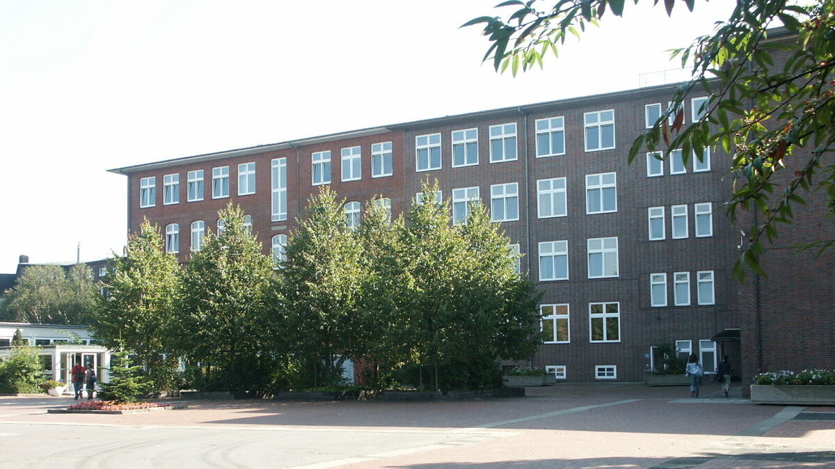 Das Amandus-Abendroth-Gymnasium (AAG) in Cuxhaven: Hier ging am Montagabend die Nachricht ein. Foto: Reese-Winne