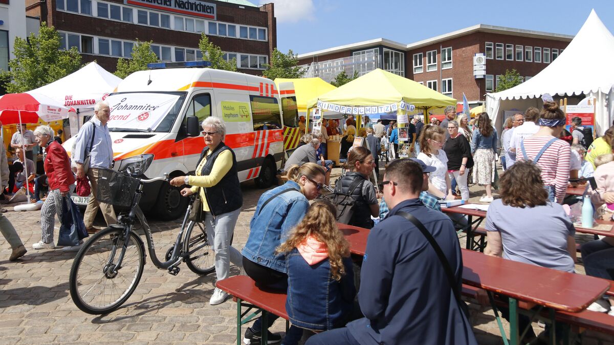 Das Spektrum der Akteure, die sich am Sonnabend auf dem Kaemmererplatz präsentierten, reichte von der in diesem Frühjahr eröffneten Bürgerküche bis zur Wissensbörse. Bei den Johannitern (Fahrzeug links im Bild) konnten Gäste ihre Erste-Hilfe-Kenntnisse auffrischen. Foto: Koppe