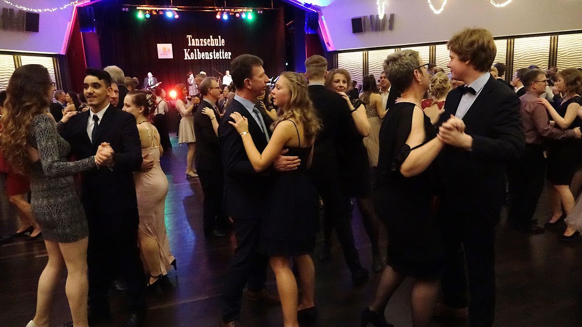 Ballnacht in der Kugelbake-Halle: Teilnehmer des Gala-Abschlussballs der Tanzschule Kolbenstetter. 120 Jugendliche im Alter von 14 bis 16 Jahren haben den Grundkurs "Welttanzprogramm" absolviert und an diesem Abend jede Menge Spaß. Foto: red