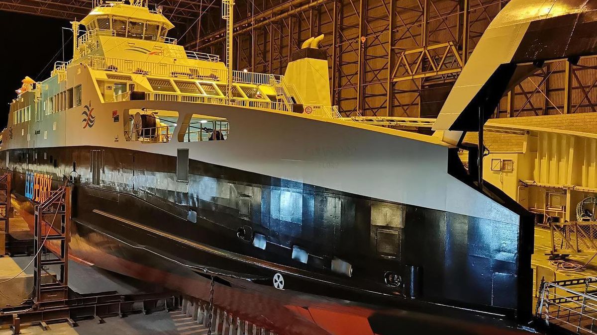 Nach einer Grundüberholung und den abgeschlossenen Klassearbeiten (Schiffs-TÜV) ist das norwegische Fährschiff am Dienstag ausgedockt worden. Es wird künftig "Greenferry 1" heißen. Die Elbferry GmbH hat das Schiff für zwei Jahre gechartert, mit der Option, es anschließend kaufen zu können. Foto: Elbferry GmbH