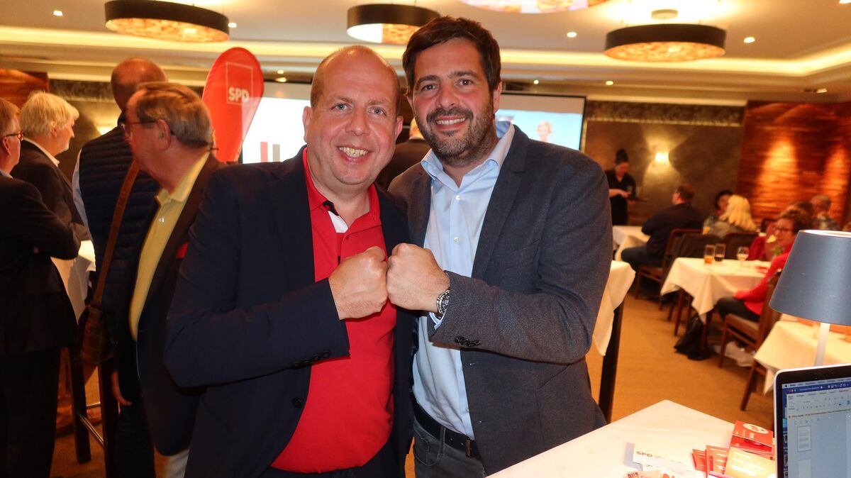 Oliver Ebken (l.) nimmt bei der Wahlparty der SPD die Gratulationen des Bundestagsabgeordneten Daniel Schneider entgegen. Foto: Tonn