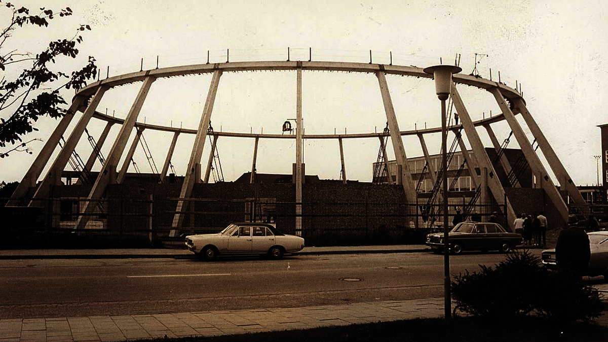 Als das Richtfest gefeiert wurde, war die Konstruktion der Rundturnhalle sehr gut zu erkennen. Die ersten Seitenwände waren zwischen den Betonpfeilern aufgestellt. Foto: CNV-Archiv