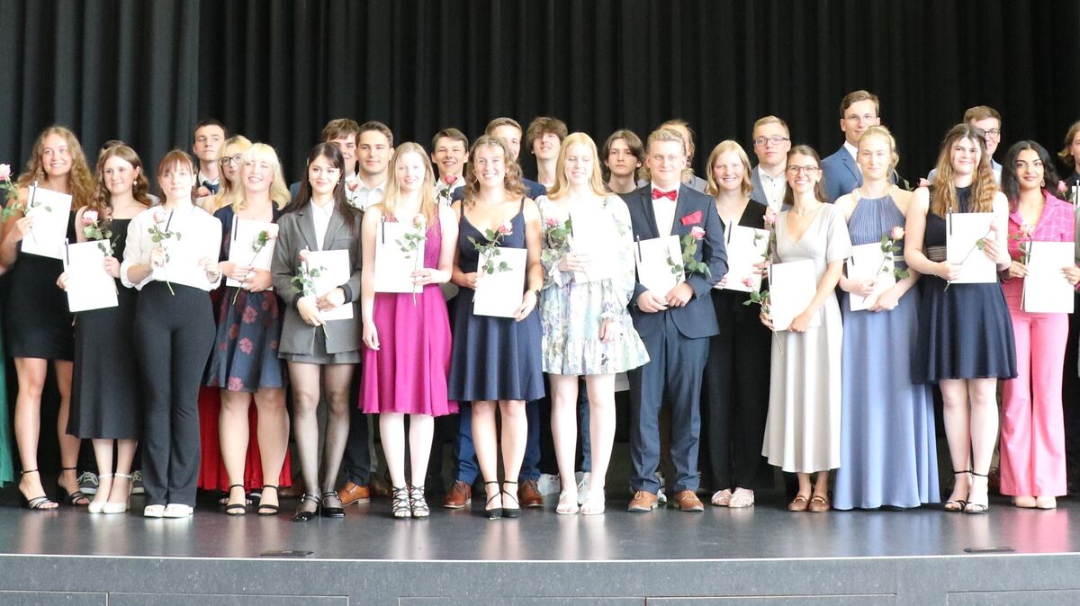 Nach all dem vielen Lernen und Prüfen beginnt für die 41 Abiturientinnen und Abiturienten des Otterndorfer Gymnasiums jetzt ein neuer Lebensabschnitt. Foto: Mangels