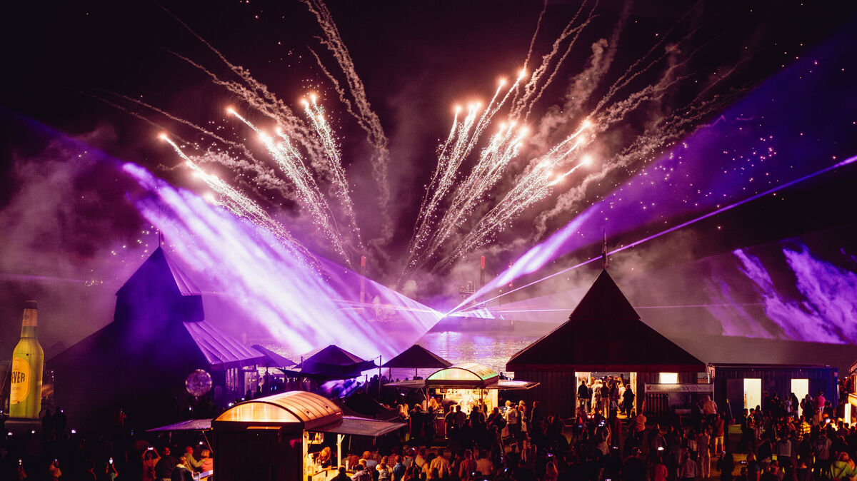 „Sommerabend am Meer“ 2024: Eine knappe Viertelstunde lang erlebten und durchfühlten die Zigtausend Besucher am Himmel über der Bucht ein Pyro- und Licht-Spektakel, das seinesgleichen sucht. Foto: Potschka