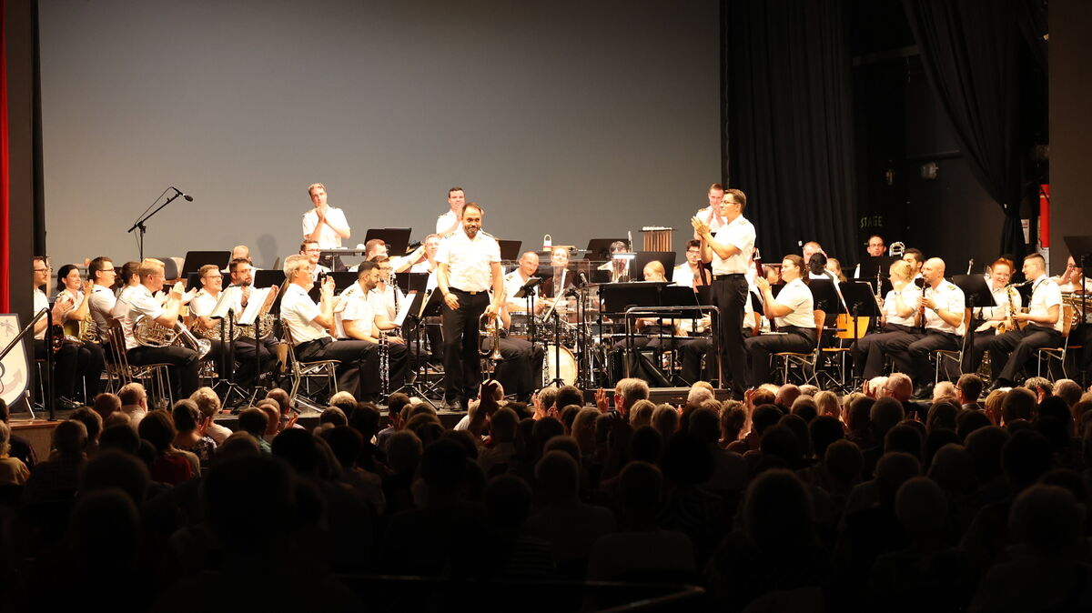 Zum dritten Mal gastierte das Marinemusikkorps Wilhelmshaven beim Rotary-Benefizkonzert in der Cuxhavener Kugelbake-Halle. Foto: Larschow