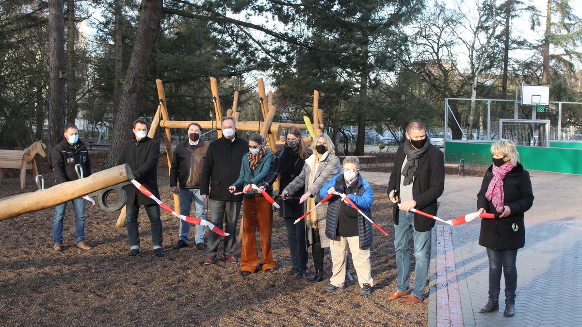 Kinder durften leider nicht dabei sein, als Oberbürgermeister Uwe Santjer und Vertreterinnen und Vertreter aus Politik und Verwaltung, Fachfirma und Schule kurz vor Beginn der Weihnachtsferien das symbolische Band durchschnitten. Foto: Reese-Winne