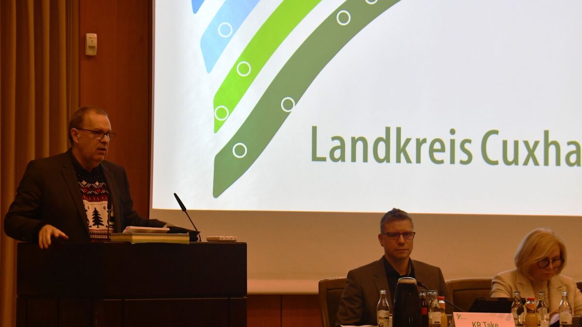 Landrat Thorsten Krüger (l.) nutzte die Kreistagssitzung für eine Kursbestimmung und skizzierte aus seiner Sicht die Schwerpunkte und die Rahmenbedingungen für die Arbeit von Verwaltung und Kreistag. Foto: Egbert Schröder