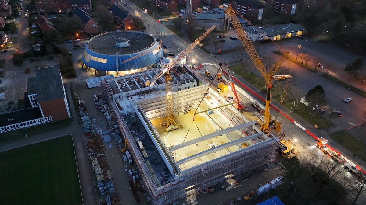 Beeindruckende Aufnahmen aus der Luft: Die neue Sporthalle in Cuxhaven wächst. Im November soll sie fertig sein. Foto: Landkreis Cuxhaven/Wege