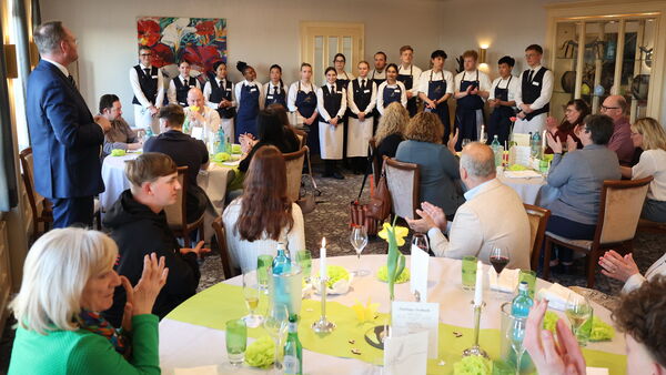 Nachwuchs im Mittelpunkt: Azubis gestalten eigenen Bankettabend im Strandhotel Duhnen
