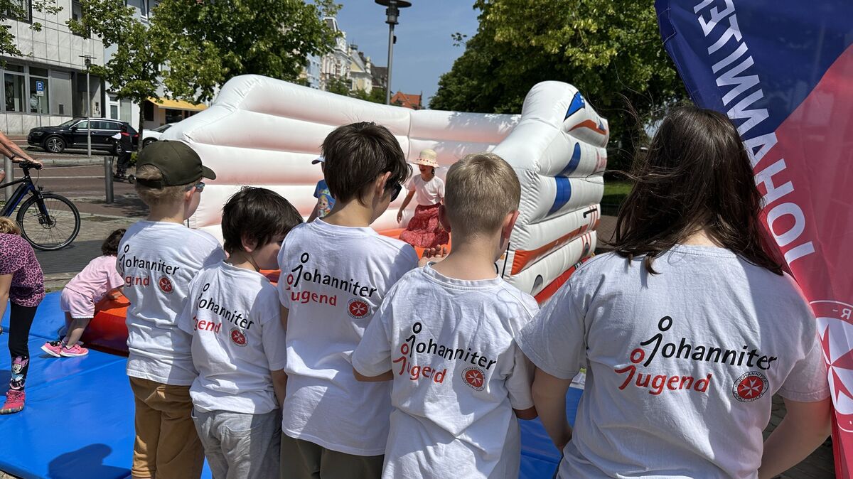 Engagierte Jugend bei den Johannitern: Am Stand und an der Hüpfburg durften sie Verantwortung übernehmen. Fotos: Reese-Winne