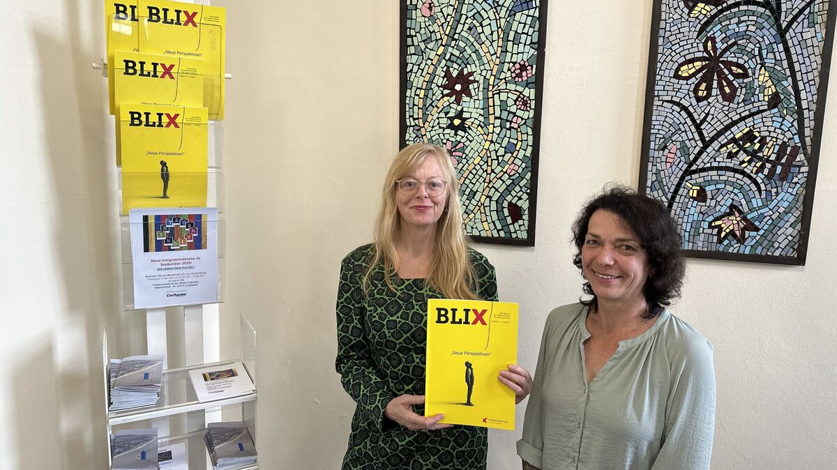 Heike Uffenbrink (l.) und Kim Sennert freuen sich, wenn neue Dozentinnen und Dozenten frische Ideen in die VHS mitbringen. Aber den jüngsten Umbruch haben sie selbst initiiert: Das Magazin "Blix" ersetzt das bekannte VHS-Programmheft und soll neue Gruppen erreichen. Foto: Reese-Winne