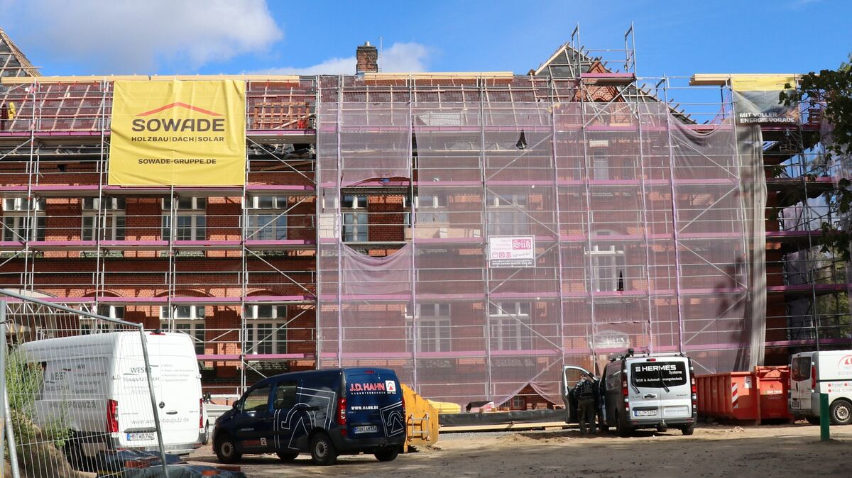Das alte Gebäude der Otterndorfer Grundschule steht aktuell im Mittelpunkt der Bauarbeiten. Große Teile des Dachstuhls werden erneuert - und die Kosten klettern weiter in die Höhe. Foto: Mangels