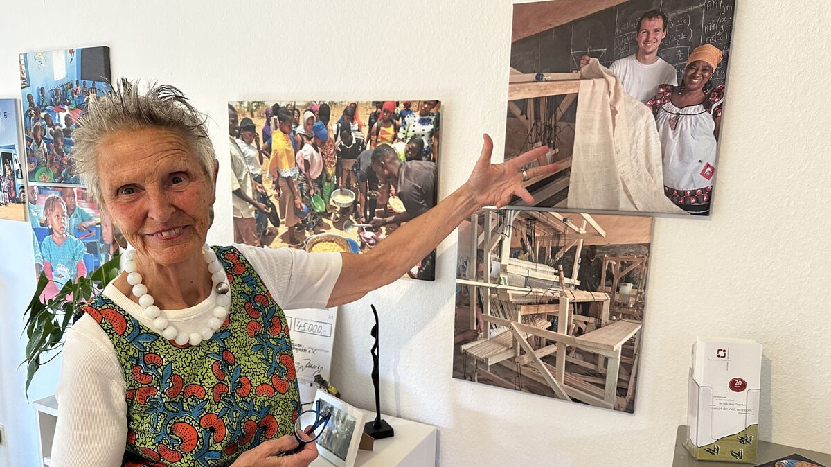 Kathrin Seyfahrt freut sich, dass die Idee, Frauen in Burkina Faso mit Webstühlen zu unterstützen, so schnell in die Tat umgesetzt worden ist. Die Frauen lernen jetzt die Technik und schon bald sollen direkt in dem afrikanischen Land weitere Webstühle gebaut werden. Foto: Reese-Winne