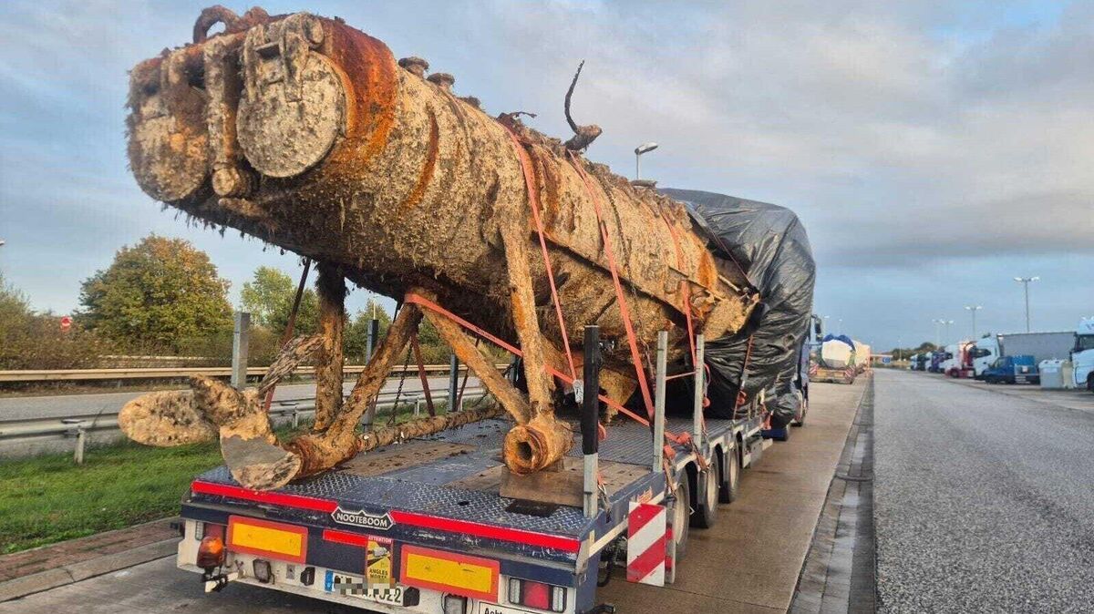 Goodbye Cuxhaven: Das U-Boot-Wrack U16 auf dem Weg über die A27. Foto: Tänzer