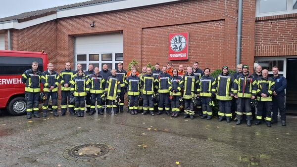 Neue Feuerwehr-Truppführer im Kreis Cuxhaven: 46 Teilnehmer bestehen - einer nicht