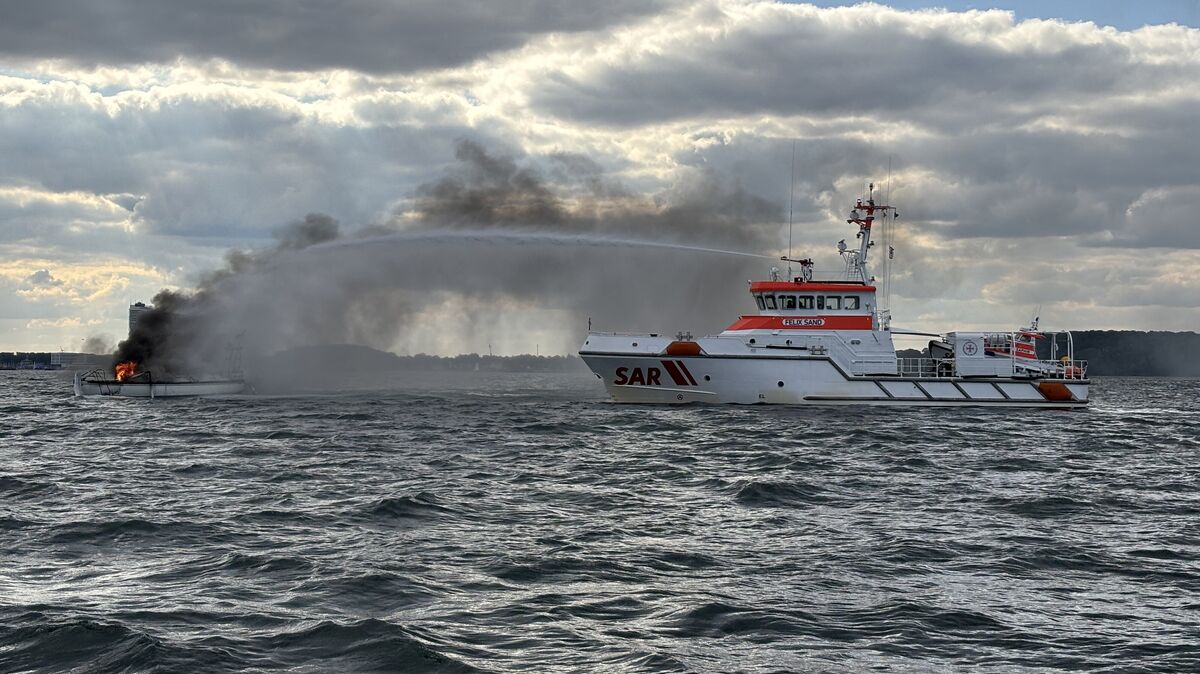 Seenotrettungskreuzer "Felix Sand" im Einsatz für eine brennende Segelyacht in der Lübecker Bucht: Auch dieser Einsatz ist in der ARD-Serie „Die Seenotretter“ zu sehen Foto: Die Seenotretter – DGzRS