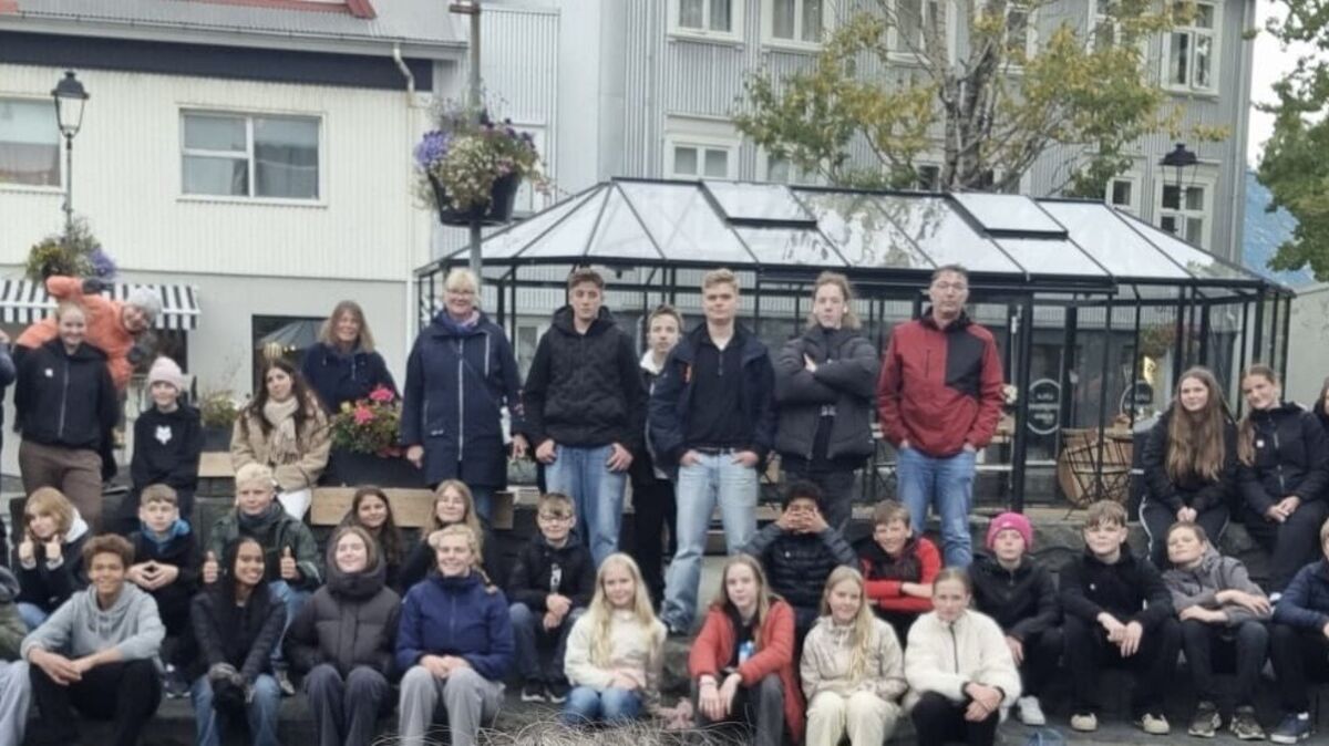 Die Schülerinnen und Schüler aus Island und Cuxhaven auf dem Platz in Hafnarfjördur, auf dem im Winter der aus Cuxhaven per Schiff herantransportierte Weihnachtsbaum steht. Foto: OBS Mitte