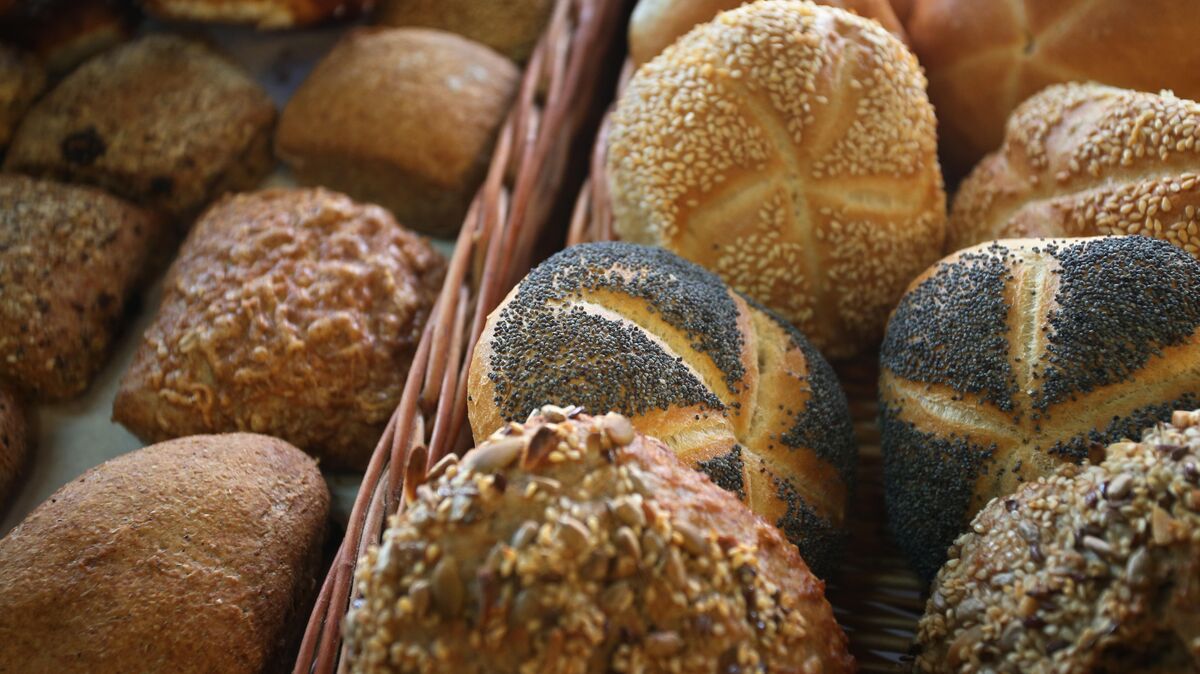 Frische Brötchen sind für viele Cuxland-Bewohner morgens ein Muss. Doch steigende Kosten für Energie- und Rohstoffe infolge des Ukraine-Kriegs treiben die Preise für Backwaren in die Höhe. Foto: Hildenbrand/dpa