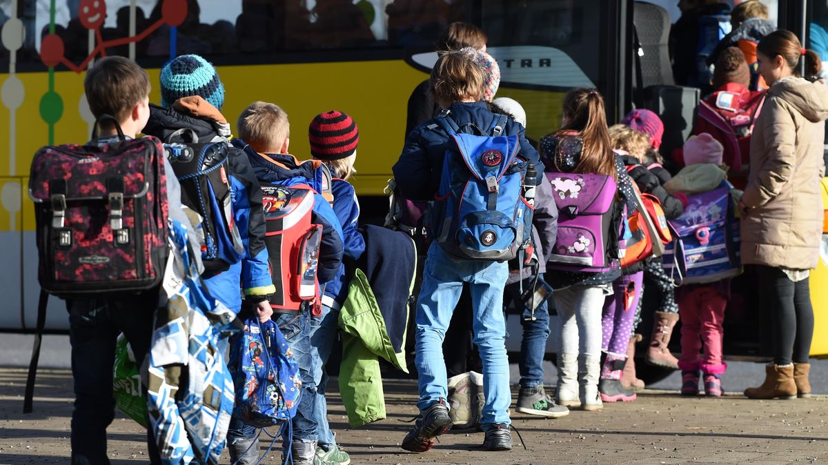 Die Zahl der Kinder und Jugendlichen, die wieder per Bus zur Schule oder nach Hause gebracht werden, nimmt wieder zu. Foto: Felix Kästle / dpa
