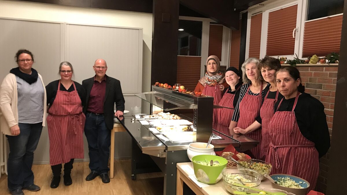 Die Projektverantwortlichen Mirjam Schneider, Sabine Fick und Achim Wolff (v.l.) mit dem Küchenteam, zu dem auch Aktive aus der Flüchtlingsinitiative "Offenes Herz Altenwalde" hinzugestoßen sind. Foto: Reese-Winne