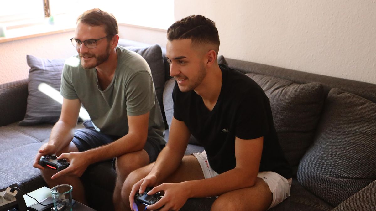 CN/NEZ-Sportredakteur Jan Unruh (l.) lässt sich auch von den deutlichen Niederlagen gegen Noah Itgen nicht die Laune verderben. Fotos: Wobser
