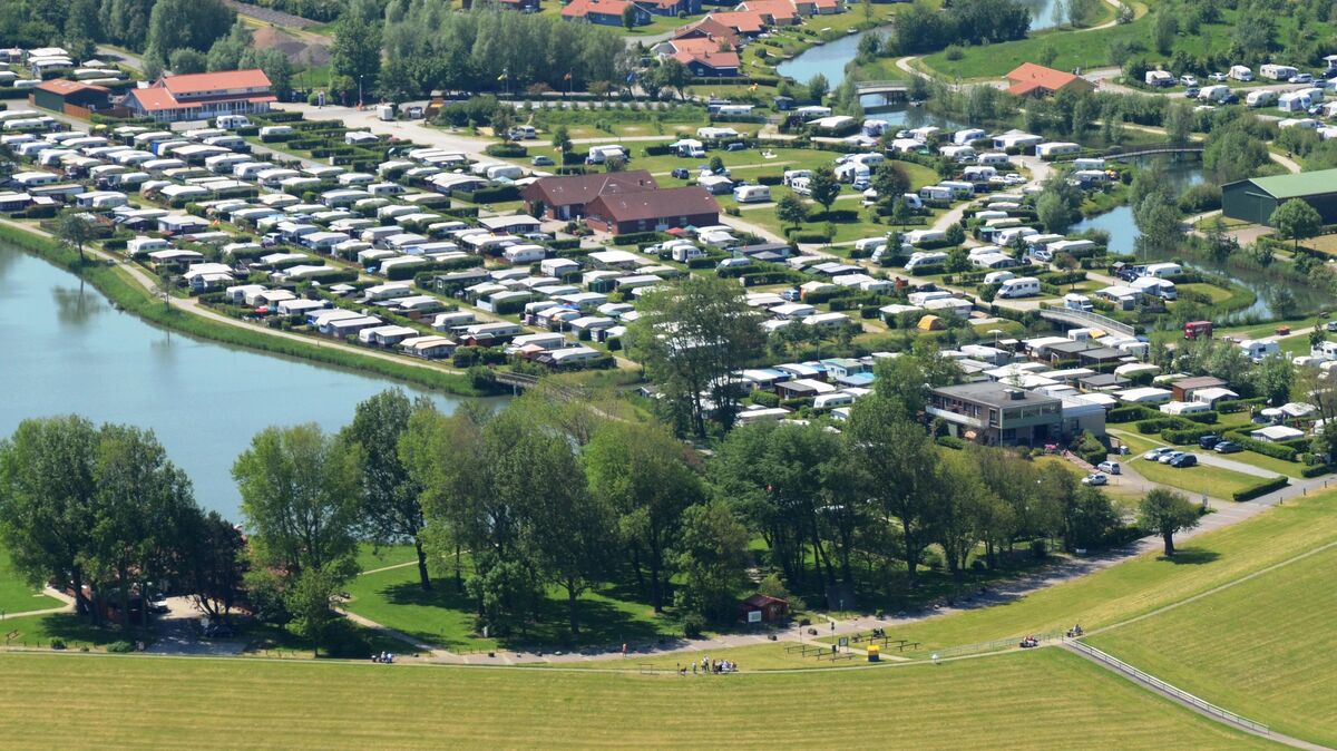 Camping erfreut sich seit Jahren großer Beliebtheit und hat mit Ausbruch der Corona-Pandemie einen regelrechten Boom erlebt. Davon profitiert auch der Campingplatz See Achtern Diek. Wegen der Energiekrise müssen die Campingplatz-Gäste allerdings künftig tiefer in die Tasche greifen. Foto: Schröder