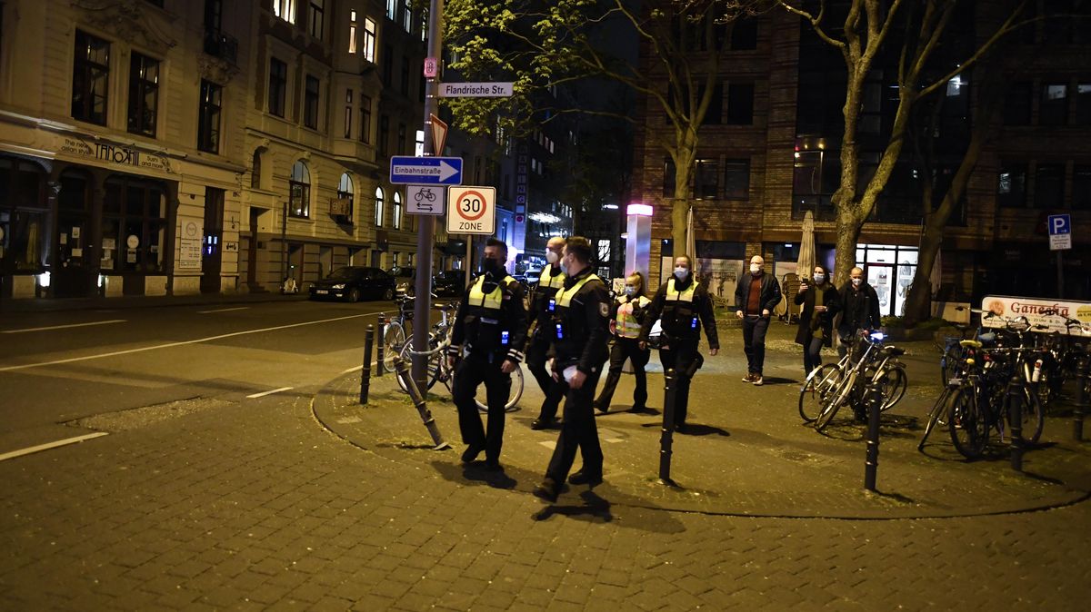 Nächtliche Ausgangssperren ab 22 Uhr, wie hier in Aachen kommen bundesweit für Regionen mit einer Inzidenz über 100 an drei aufeinander folgenden Tagen. Der Bundestag hat am Mittwoch die Änderung des Infektionsschutzgesetzes beschlossen, am Donnerstag muss noch der Bundesrat zustimmen, bevor das Gesetz am Sonnabend in Kraft treten könnte. Foto: dpa/Roberto  Pfeil