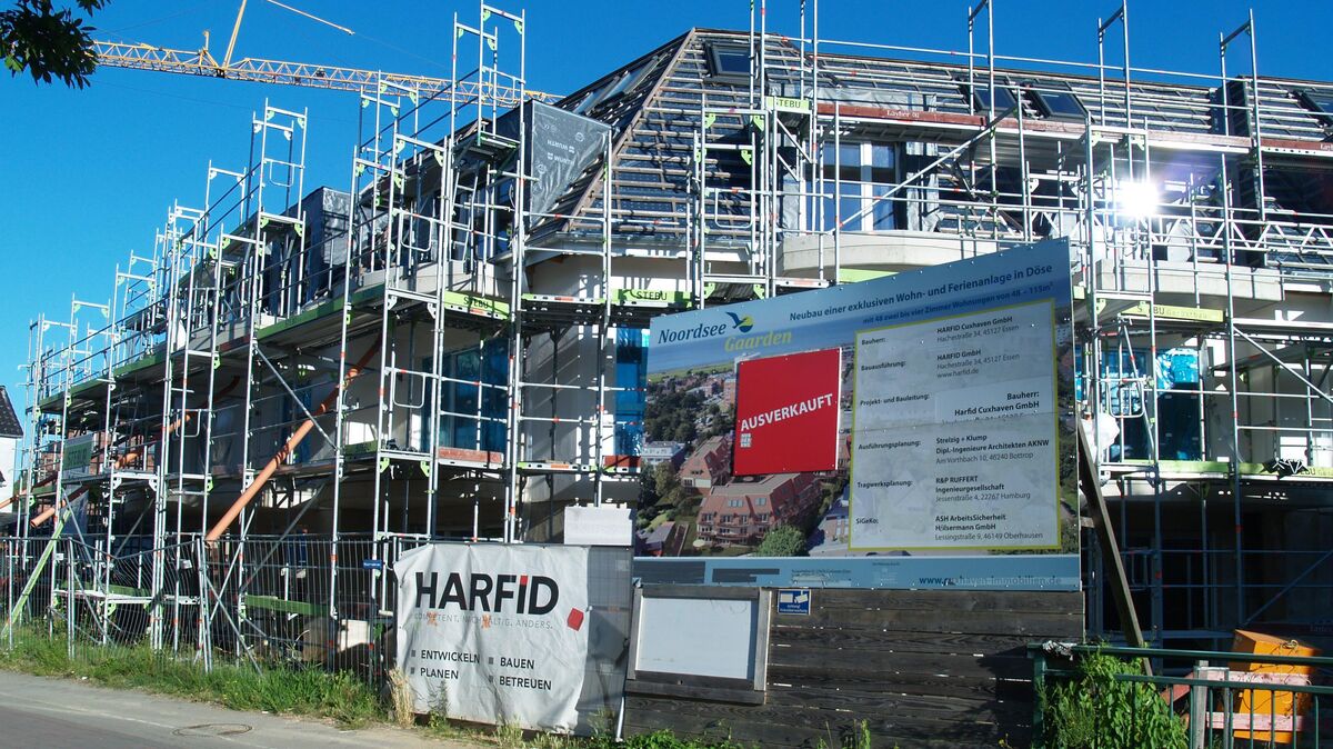 Fast das gleiche Bild wie noch im Juni: Auf der Baustelle "Nordsee Garden" in Döse der Firma "Harfid" tut sich nicht viel. Stattdessen hat die Essener Firma eine Einladung der Erwerber zur Versammlung ausgeschlagen. Foto: Bohlmann-Drammeh
