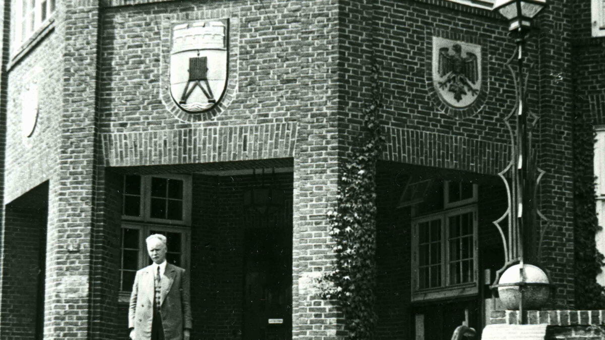 Bleik Max Bleicken vor dem Rathaus der Stadt, das unter seiner Ägide im Jahr 1915 eröffnet wurde. Foto: Stadtarchiv Cuxhaven