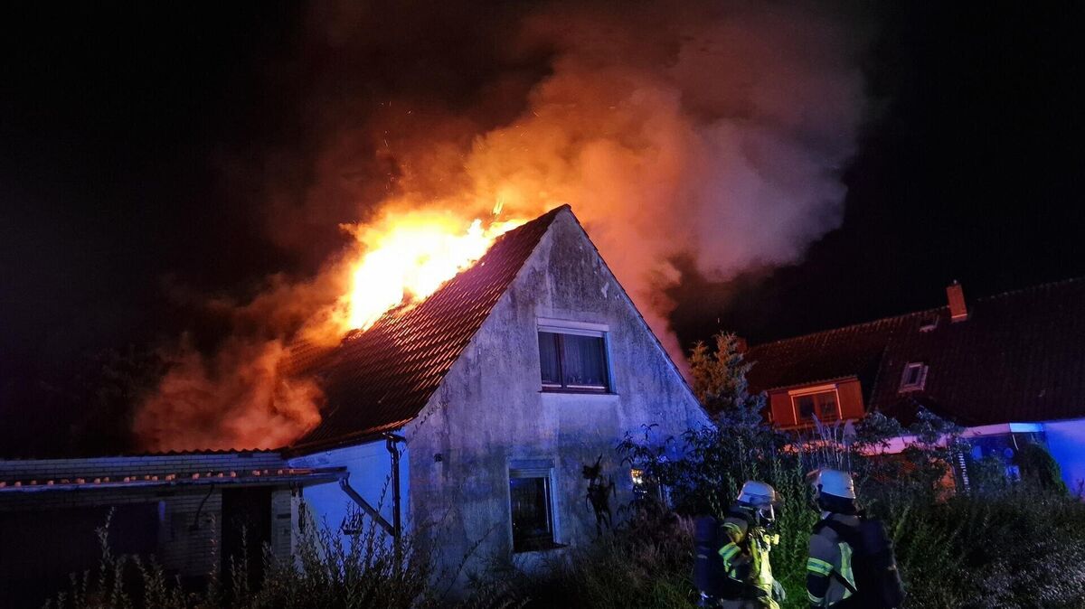 Auch in Bremerhaven kam es in der Nacht zu Donnerstag zu einem Dachstuhlbrand. Foto: Feuerwehr Bremerhaven