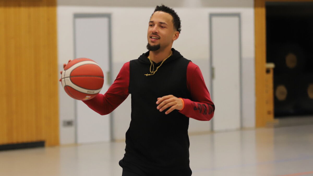 Der Point Guard der Rot-Weiss Cuxhaven BasCats, Deon McDuffie, fühlt sich in Cuxhaven sehr wohl und möchte die Begeisterung für den Basketballsport wieder steigern. Fotos: Witthohn