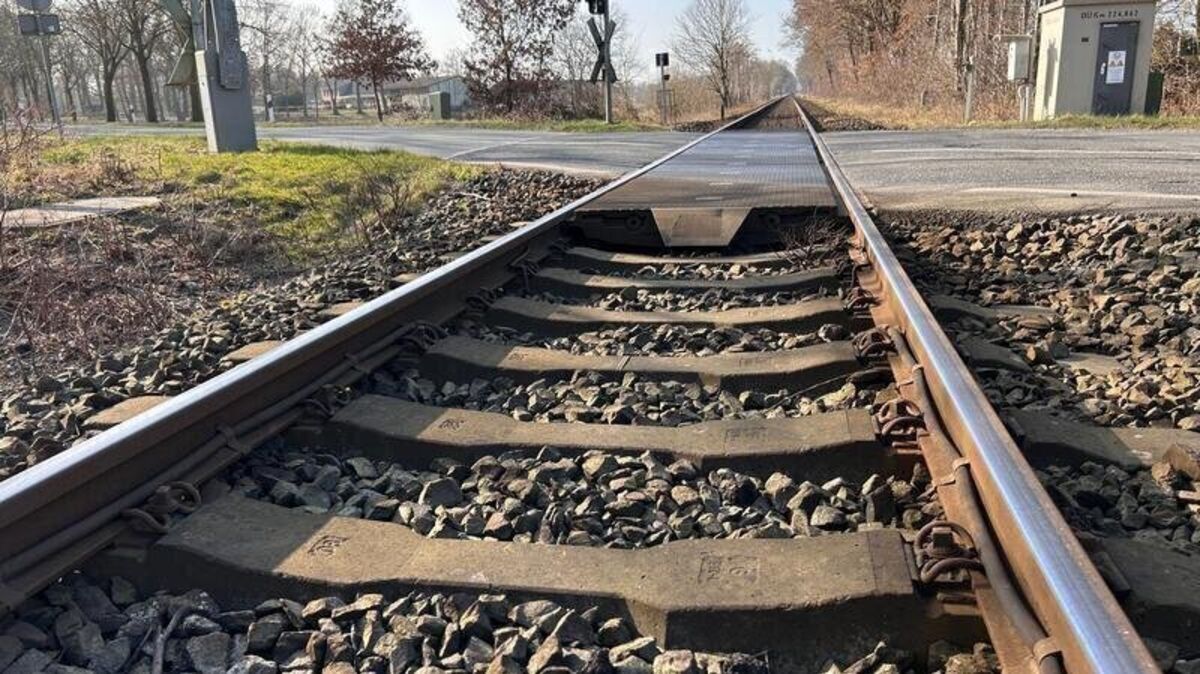 Von Himmelpforten bis Hechthausen - hier in Burweg ist die Bahnstrecke seit Jahrzehnten eingleisig. Foto: Klempow